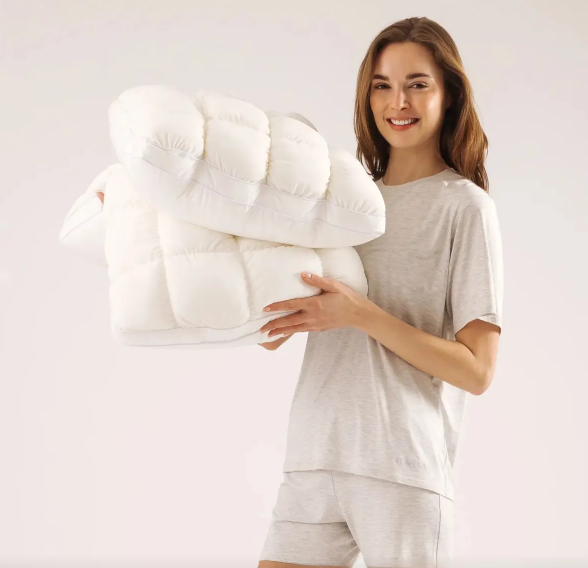 CloudPuff™ – Ultrapuszysta Poduszka Chłodząca z Technologią Ice-Silk