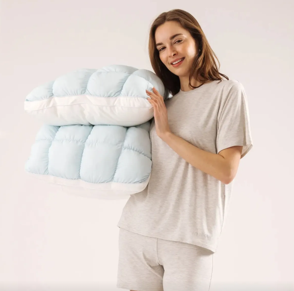 CloudPuff™ – Ultrapuszysta Poduszka Chłodząca z Technologią Ice-Silk